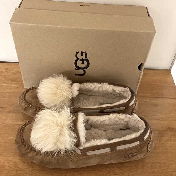 Ugg Dakota Pom Pom Moccasins Chestnut 10M - Picture 6 of 9
